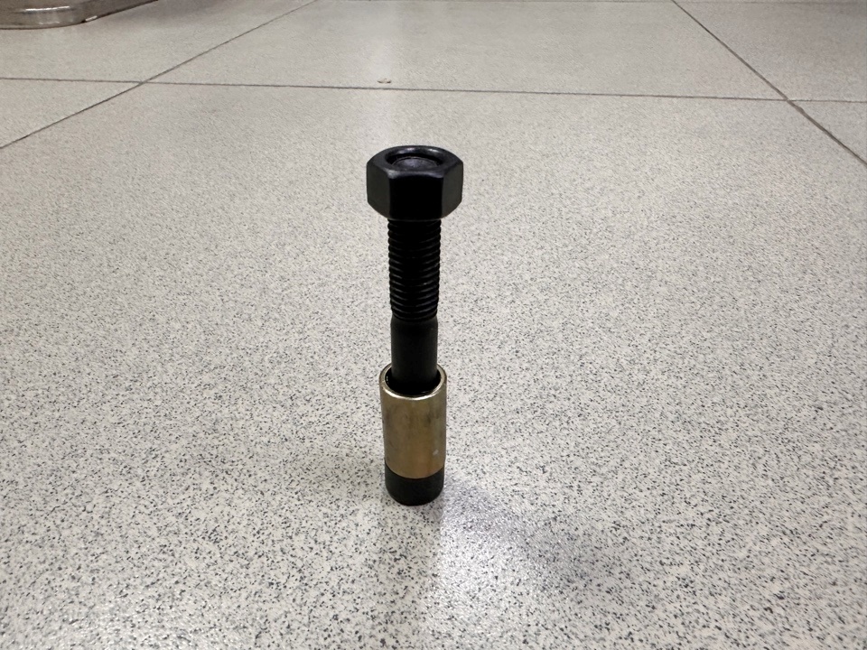 Болт подушки задней рессоры HOWO со втулкой (D=12*1.75*82)