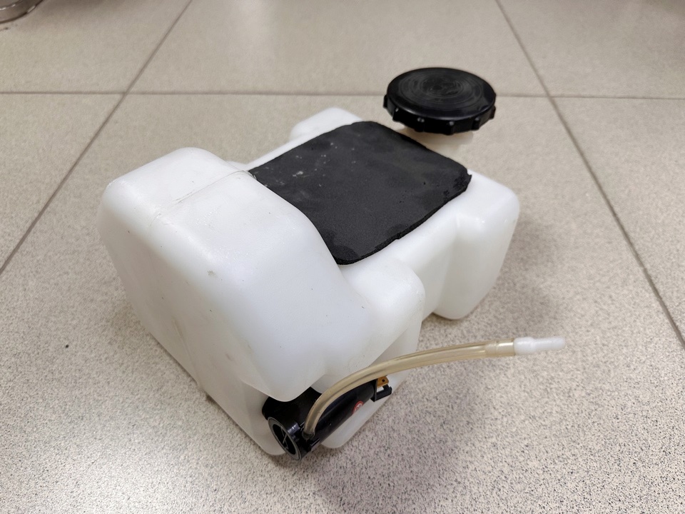 Бачок омывателя HOWO c насосом