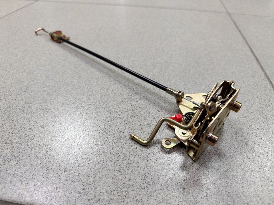 Замок двери HOWO правый с тросиком