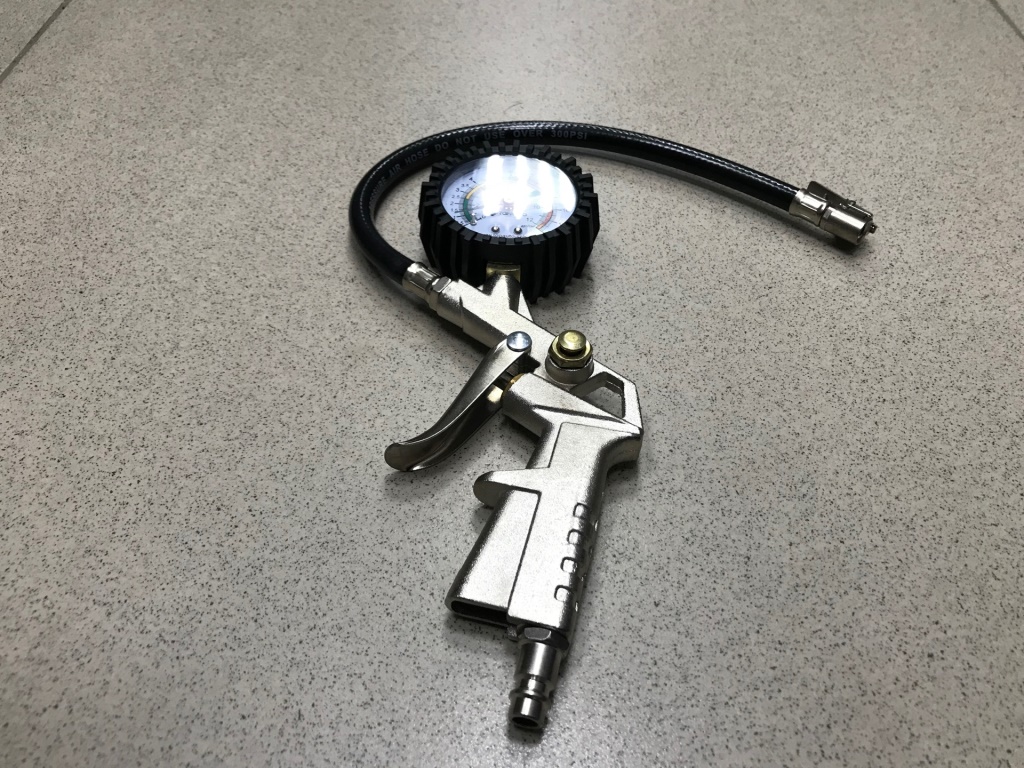 Манометр с пистолетом для подкачки шин