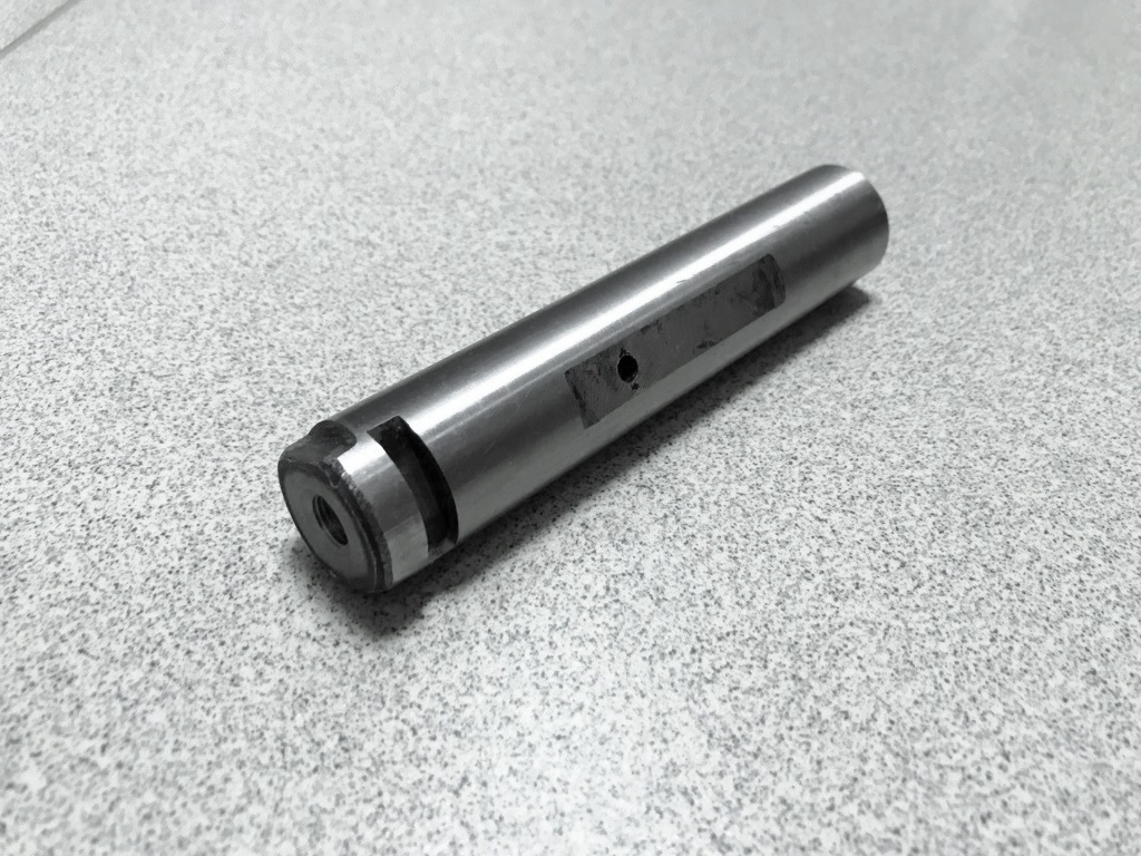 Палец рессоры HOWO передней (серьги)