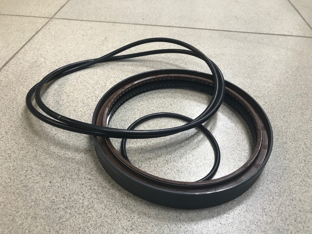 Сальник ступицы HOWO, SHAANXI 190х220х15 задней (к-т из 2-х шт) LEO600031A