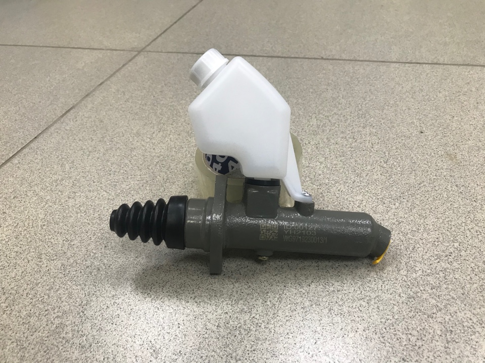 Цилиндр сцепления главный HOWO с бачком