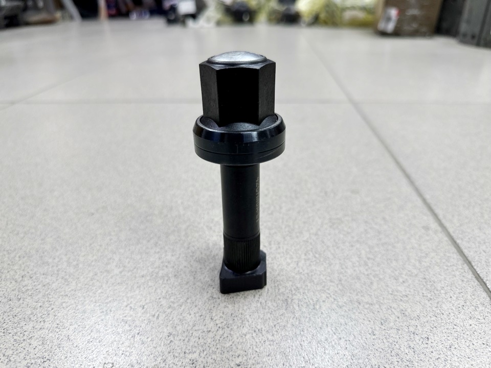 Болт колесный задний SHAANXI F3000 М22 L=130 с насечками LEO 600030A