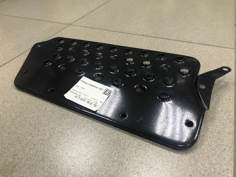 Подножка SHAANXI железная F2000 нижняя правая