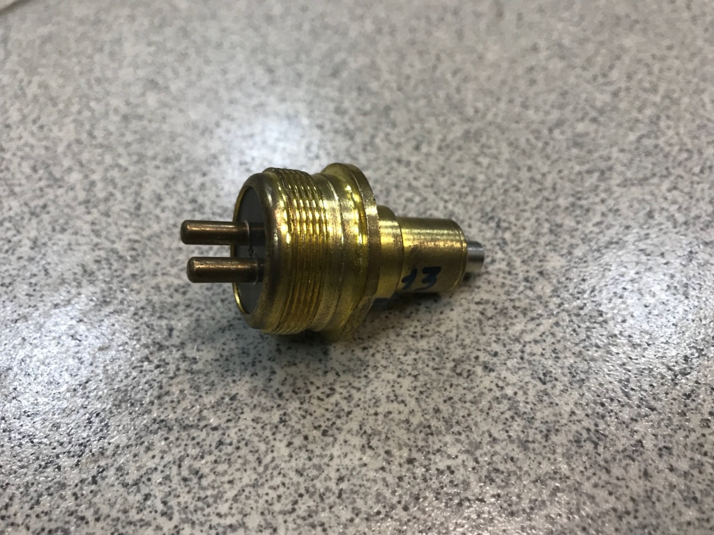 Датчик заднего хода HOWO малый (длинный шток)