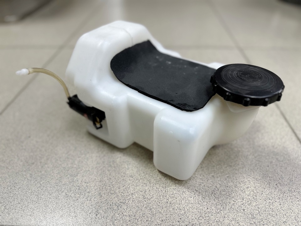 Бачок омывателя HOWO c насосом