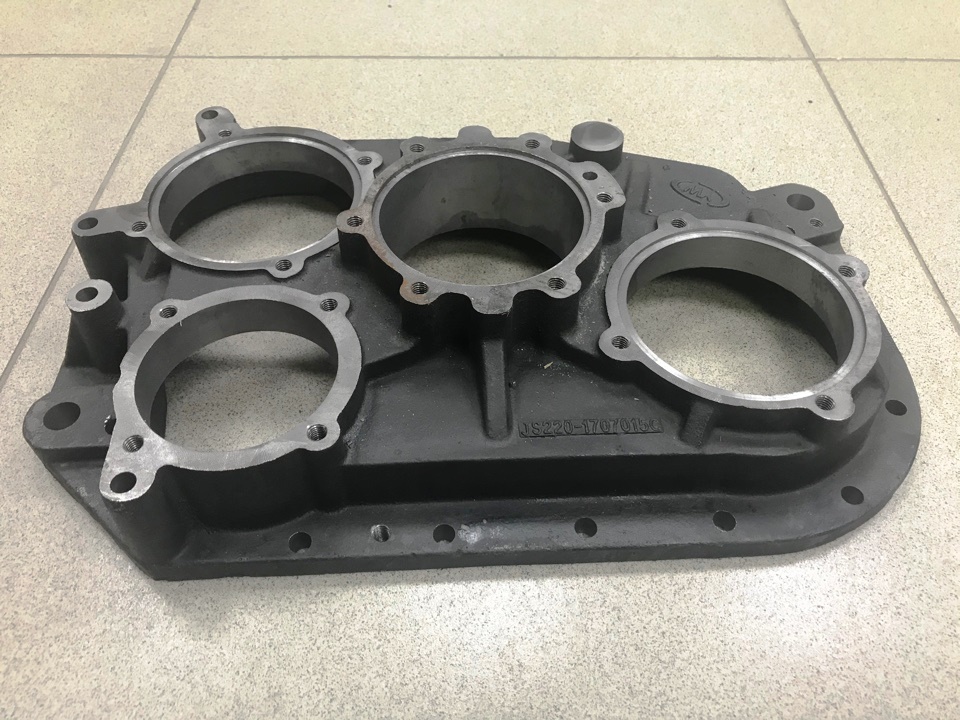 Крышка КПП 12JS180 задняя SHAANXI (с проточкой)