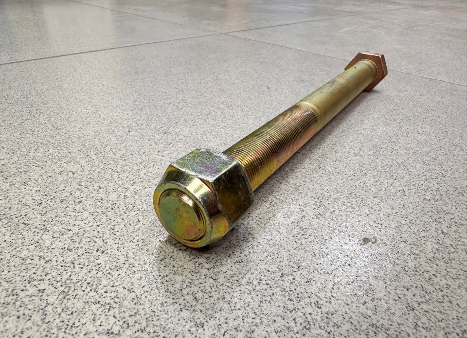 Болт подушки задней рессоры L=260 M=22 HOWO