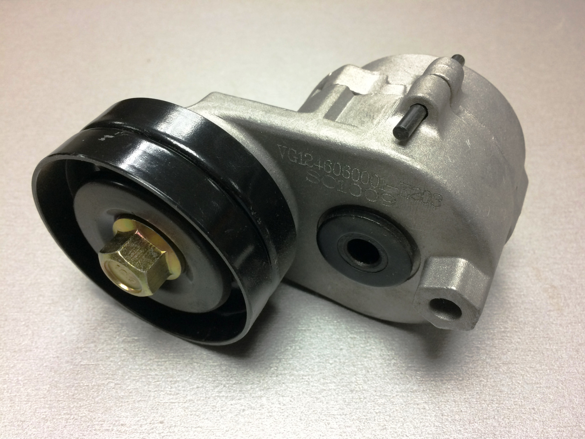 Натяжной ролик D12 HOWO A7