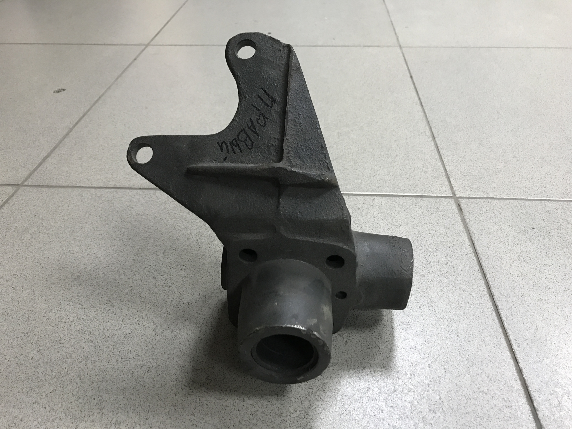 Кронштейн верхний поворотного кулака HOWO правый