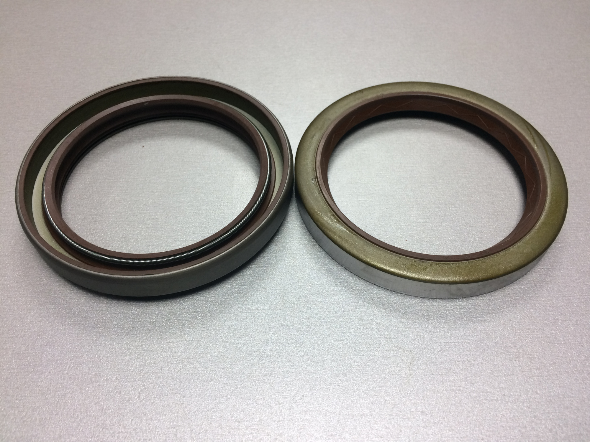 Сальник редуктора SHAANXI, HOWO заднего моста 85х110 (к-т из 2х)