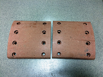 Накладка тормозная HOWO, SHAANXI F2000 задняя (КРАСНАЯ) к-т из 2-х шт.