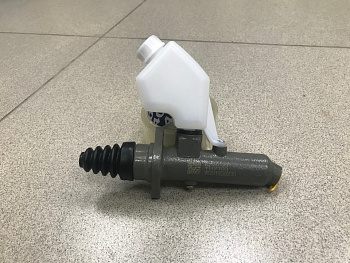 Цилиндр сцепления главный HOWO с бачком 