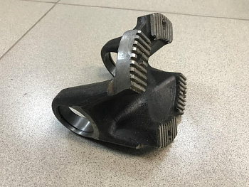 Фланец кардана (4 отв.) HOWO,SHAANXI D=180  крестовина 57Х144