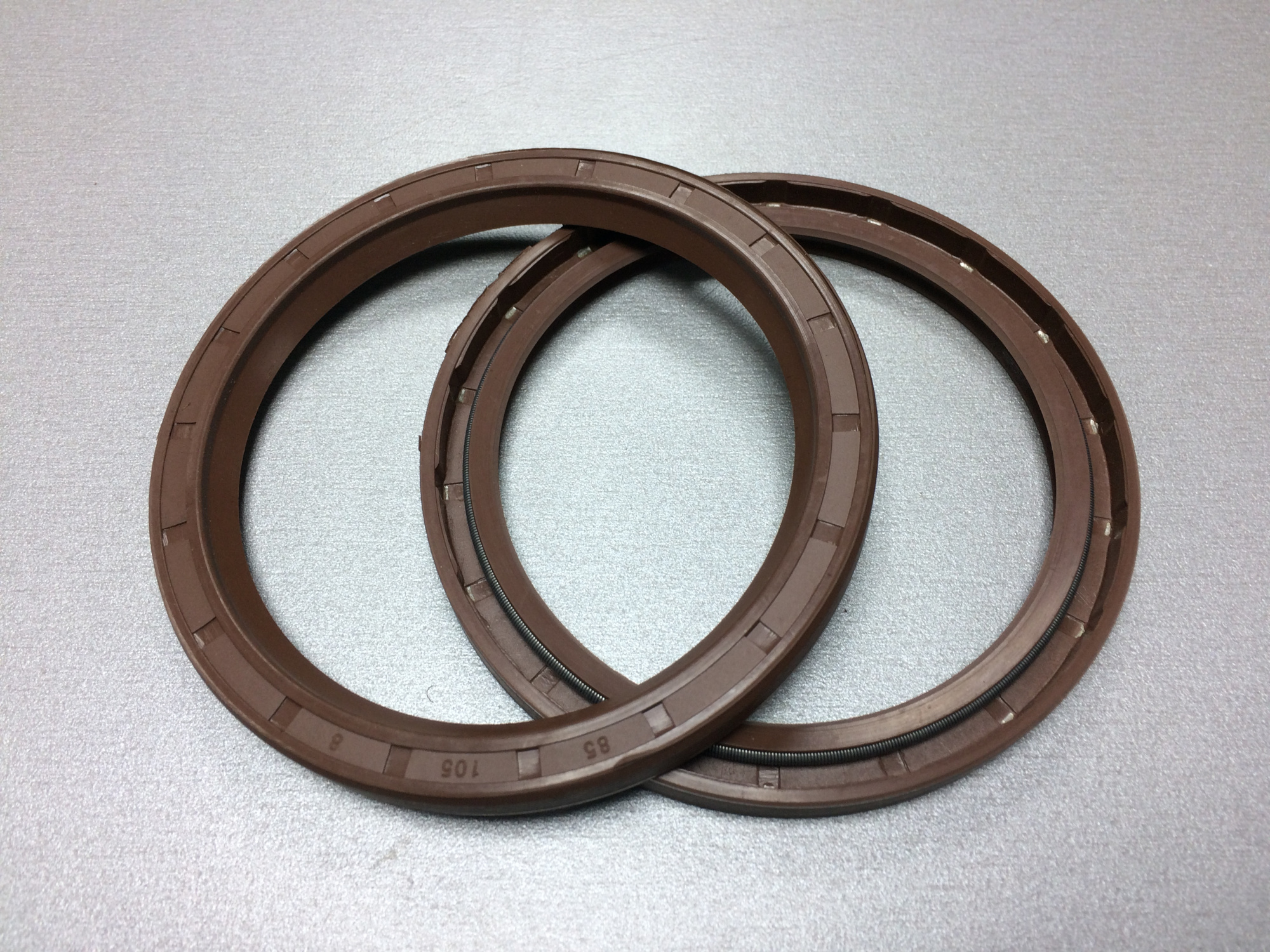 Сальник 85х105х8 задней крышки КПП внутренний HOWO,SHAANXI К-Т 2ШТ