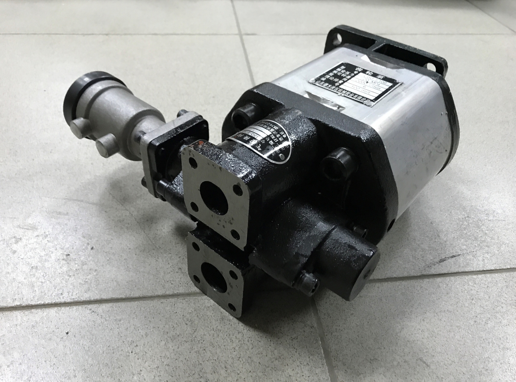 Насос подъема кузова HOWO CBD-F100+33Q с клапаном