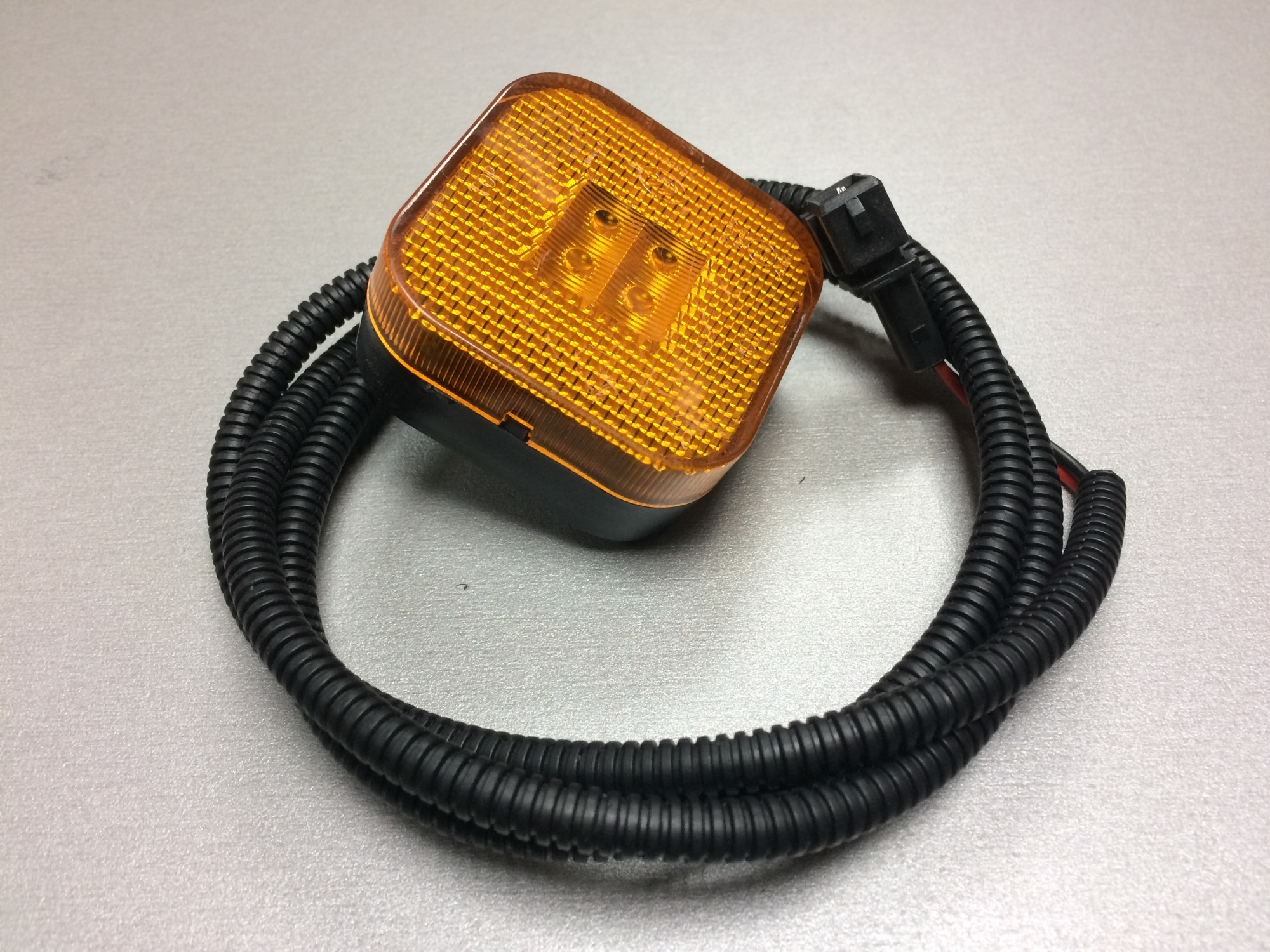 Фонарь габаритный в крыло квадрат SHAANXI