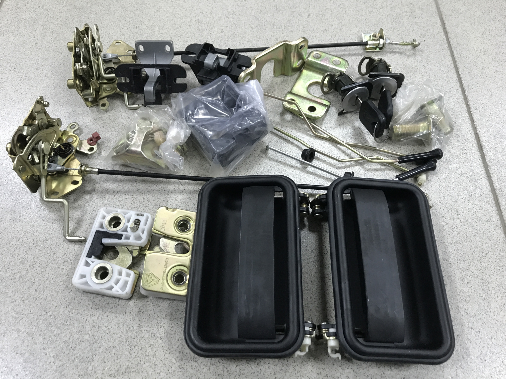 Замок двери HOWO в сборе на 2 двери (ключи, ручки, тяги, личинки)