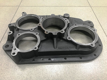 Крышка КПП 12JS180 задняя SHAANXI (с проточкой)  