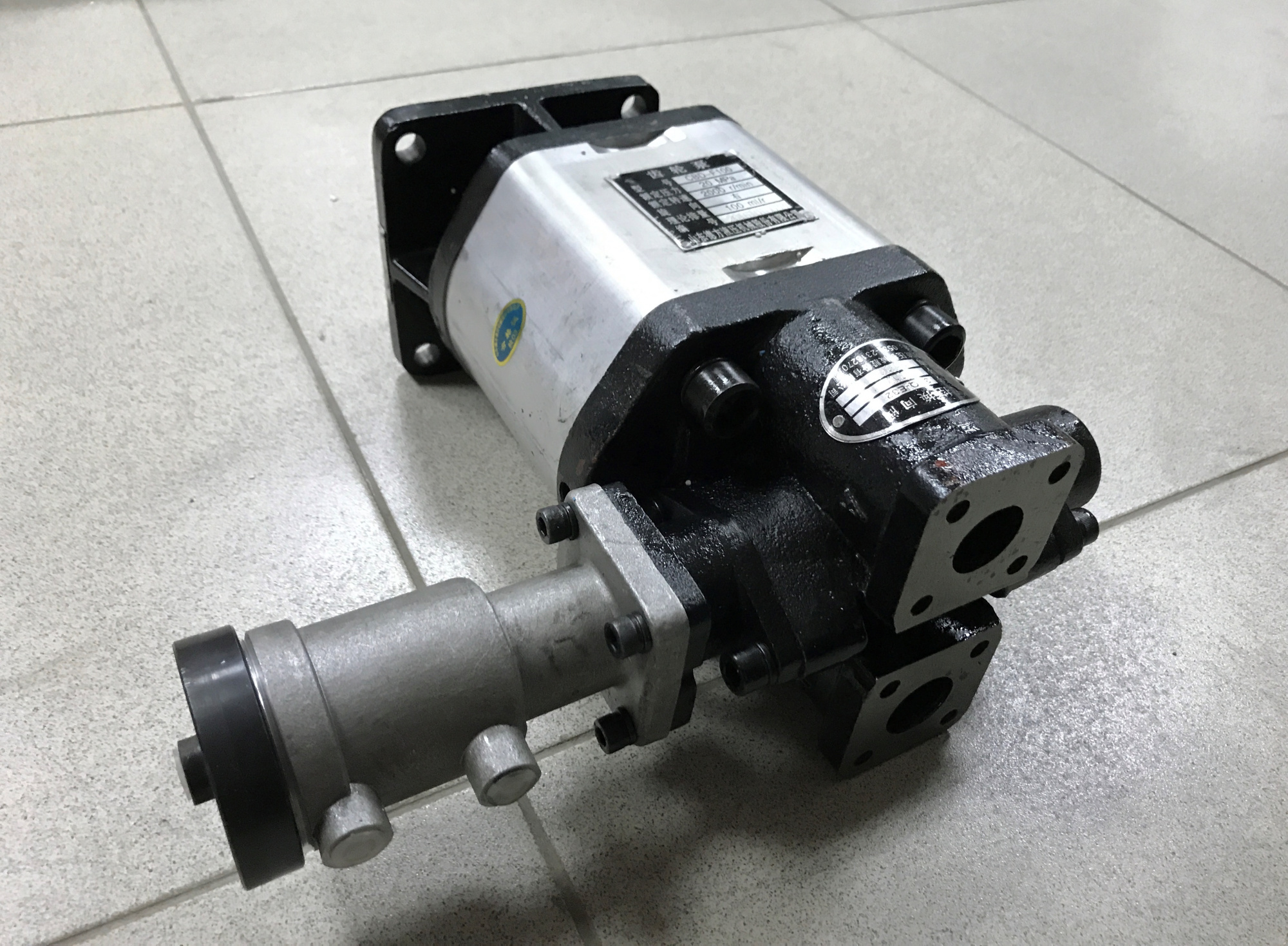 Насос подъема кузова HOWO CBD-F100+33Q с клапаном